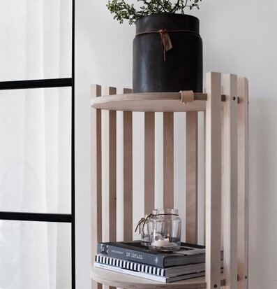 Bild av elegant hylla i ljust trä med dekorativa detaljer