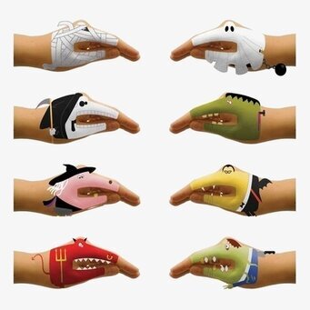 Bild av kreativa och otäcka handtatueringar i motiv