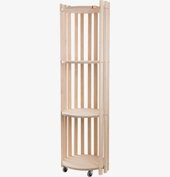 Foto av stilren och funktionell hög hylla med hjul