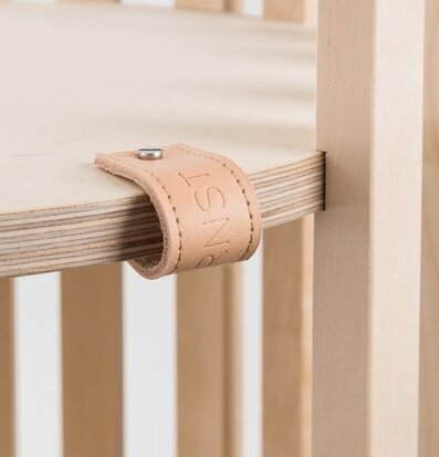 Bild av elegant hylla i björkplywood med läderdetalj