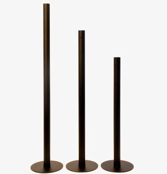 Bild av minimalistiska svarta ljusstakar i metall