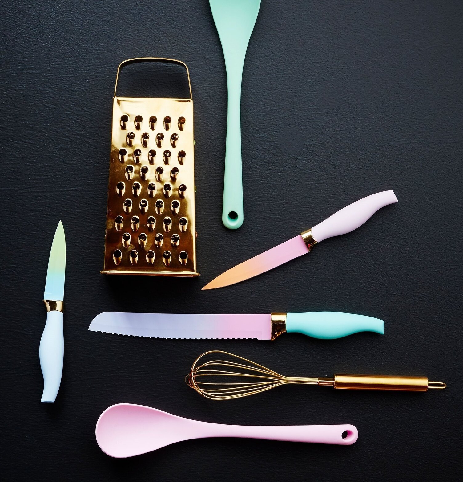 Bild av eleganta köksredskap mot mörk bakgrund