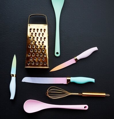 Bild av eleganta köksredskap mot mörk bakgrund