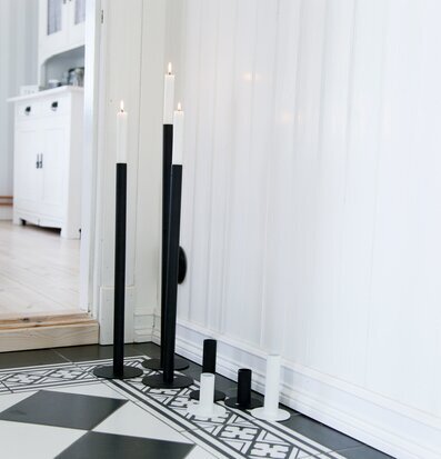 Bild av stilren ljusstake i skandinavisk inredning