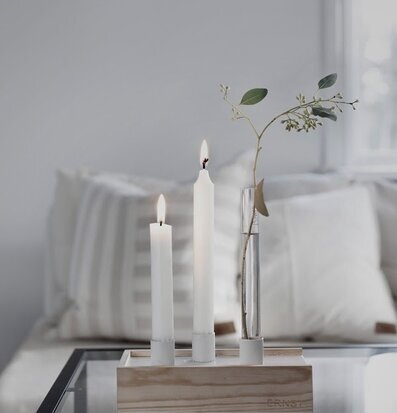 Foto av elegant stämningsfull scen med ljus och vas