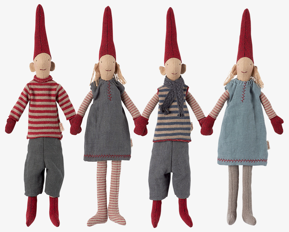 Bild av charmiga tomtenissar i julig dekoration