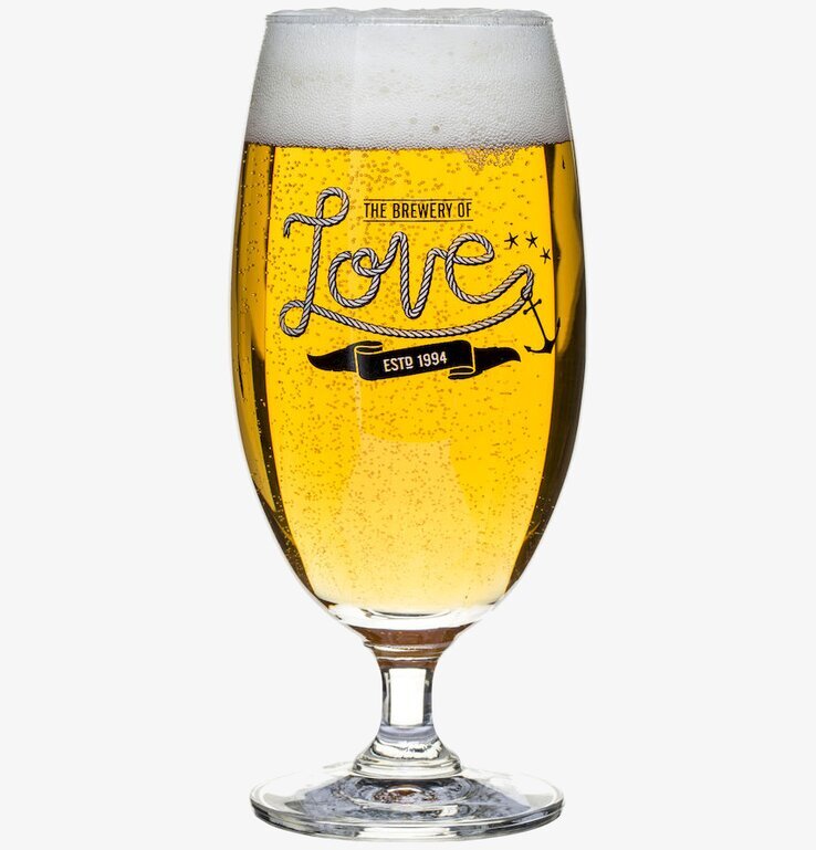 Foto av elegant ölglas med stilren design och text