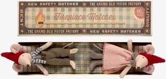 Bild av charmiga julmöss i vintage tändsticksask