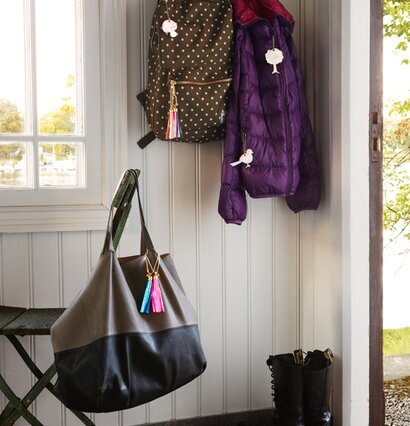 Reflextofs Black Dots Print från Firefly på grön ryggsäck