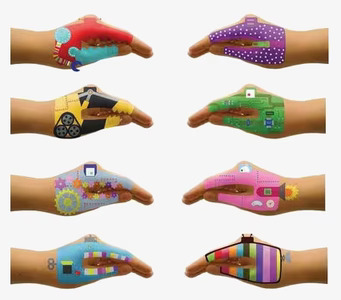 Bild av handtatueringar med robotmotiv i olika färger