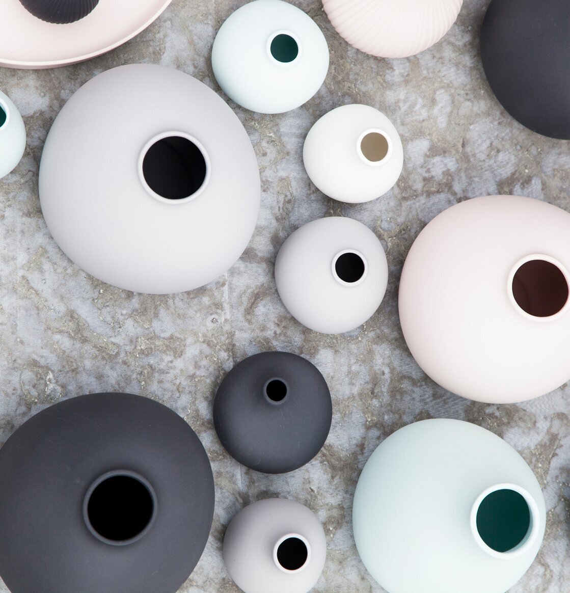 Källa Vas Bullig Soft Rosa från Storefactory med andra vaser