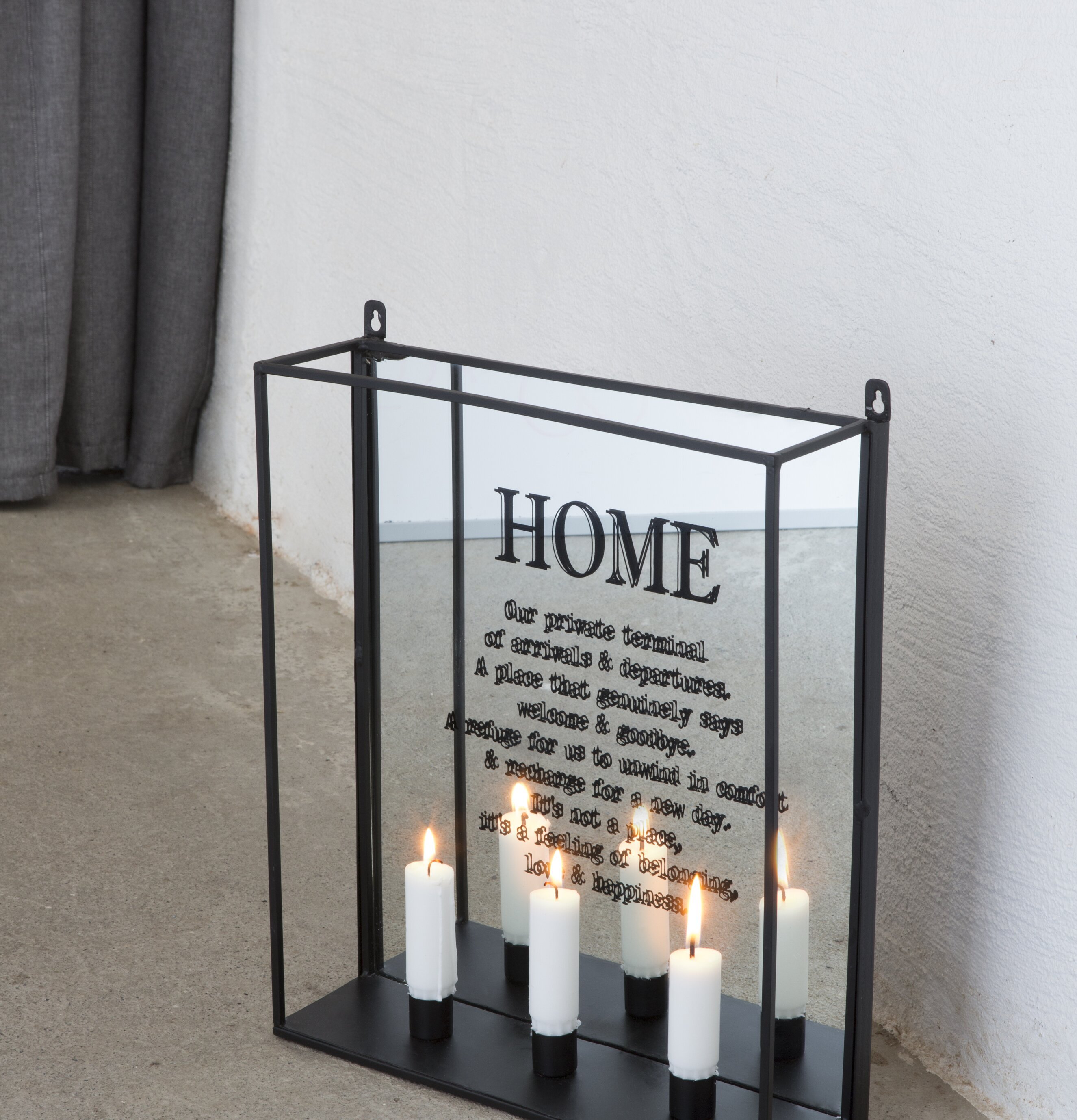 Foto av stilren vägglykta med spegel och levande ljus