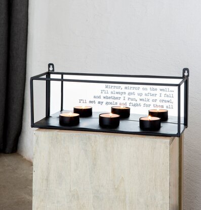 Foto av stilren vägglykta med spegel och värmeljus