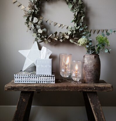 Bild av nordisk design med rustik träbänk och dekorationer