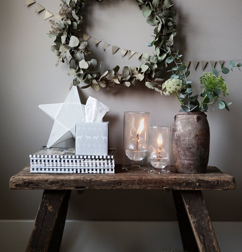 Bild av nordisk design med rustik träbänk och dekorationer