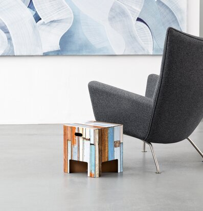 Bild av stilren interiör med modern pall och fåtölj