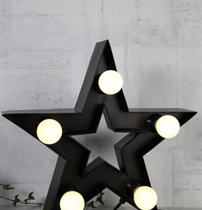 Bild av unik lampa med geometrisk och lekfull design
