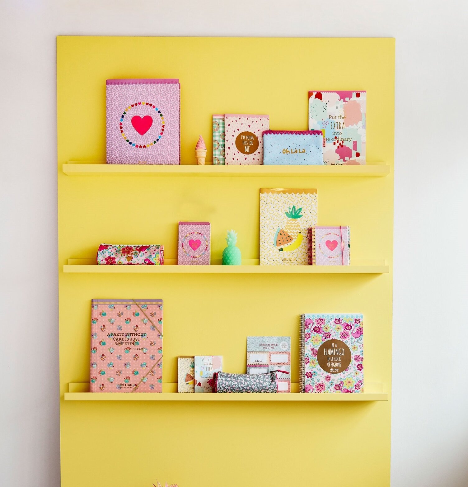 Pärm A4 Med 2 Ringar från Rice på en färgglad hylla