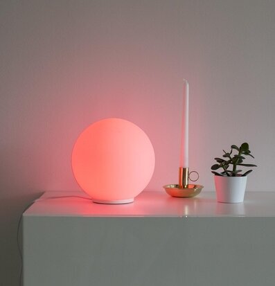 Bild av stilren inredning med lampa och dekorationer