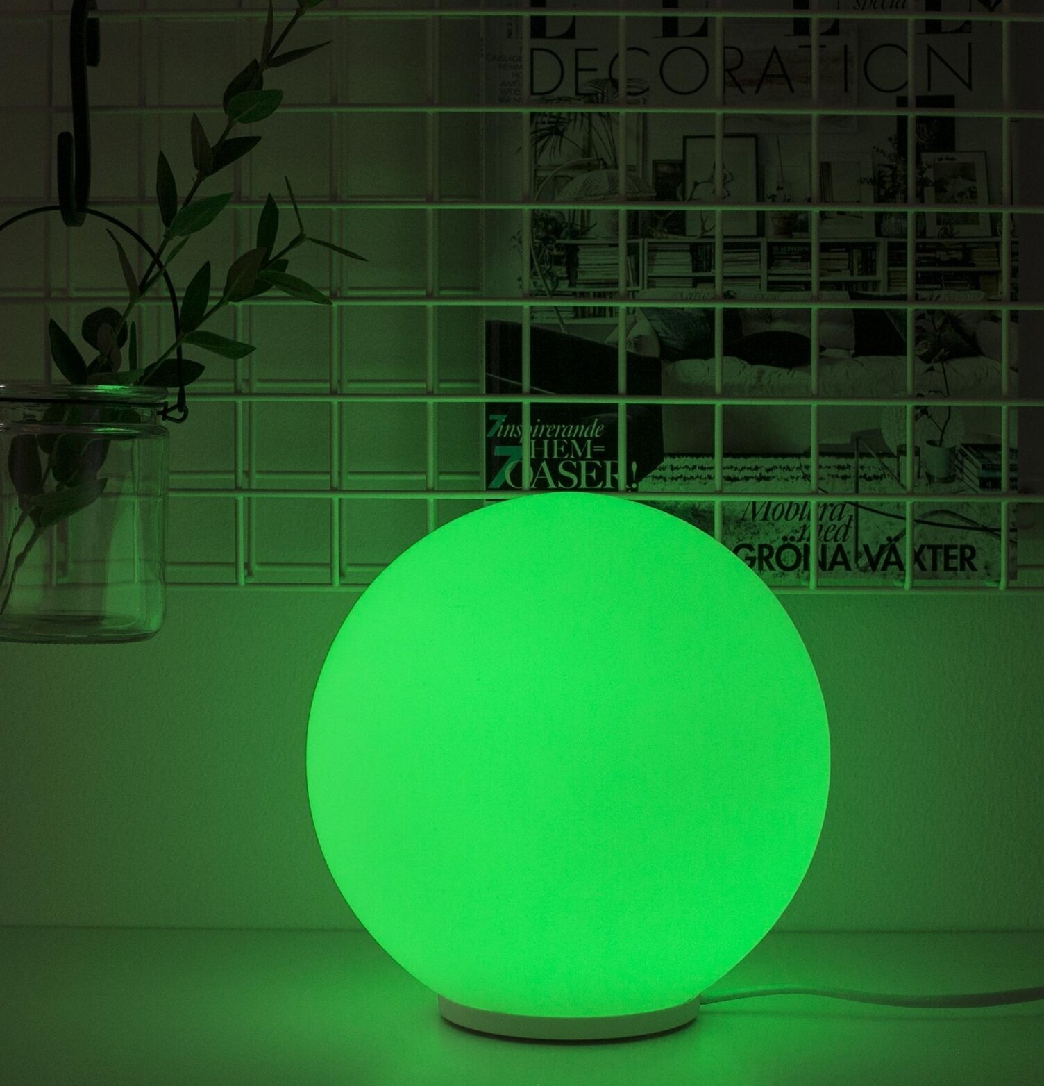 Bild av stilren rund glaslampa i lysande grönt