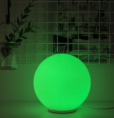 Bild av stilren rund glaslampa i lysande grönt