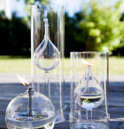 Bild av eleganta oljelyktor i harmonisk trädgårdsmiljö