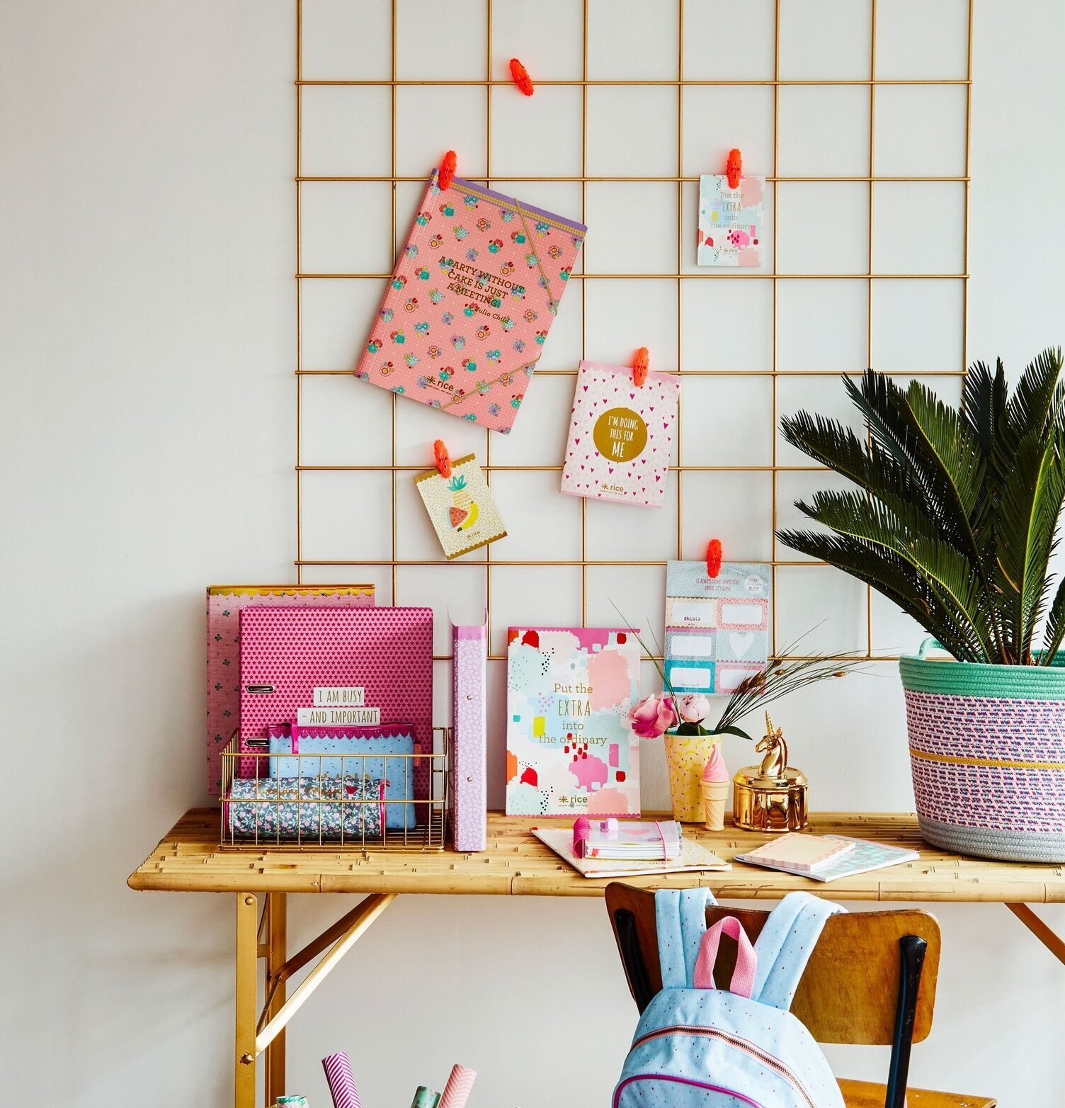 Pennfodral Raindot Print från Rice på ett färgglatt skrivbord