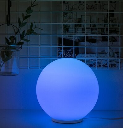 Bild av lugn och stilren inredning med blått ljus