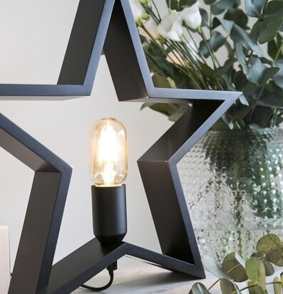 Foto av stilren inredningsdetalj med trä och ljus