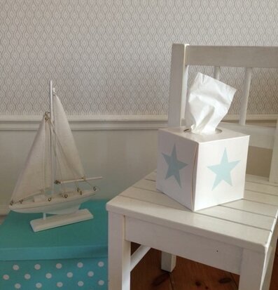 Bild av stilfull inredning med turkos och vit harmoni