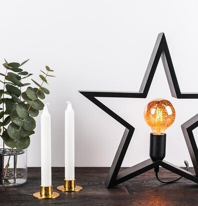 Bild av stilren inredning med trästjärna och ljus