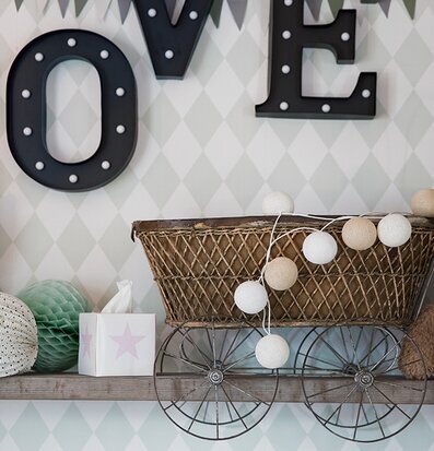 Bild av harmonisk hyllinredning med dekorativa element