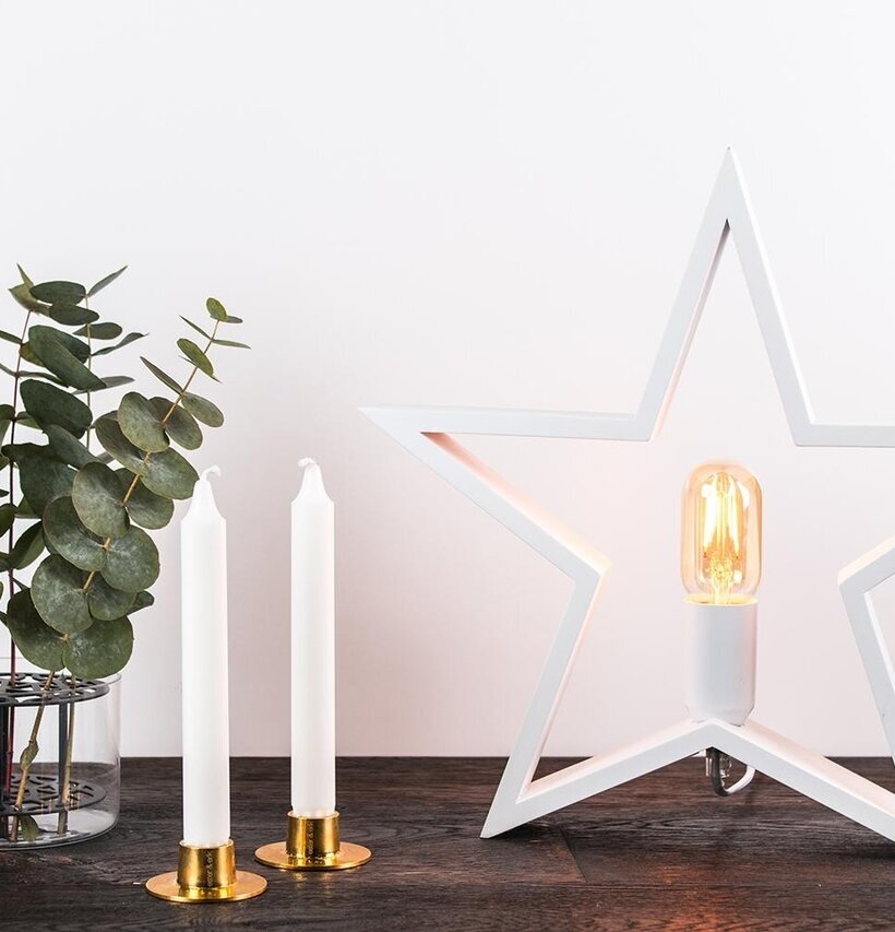 Trästjärna Vit från Havsö med glödlampa på mörkt bord