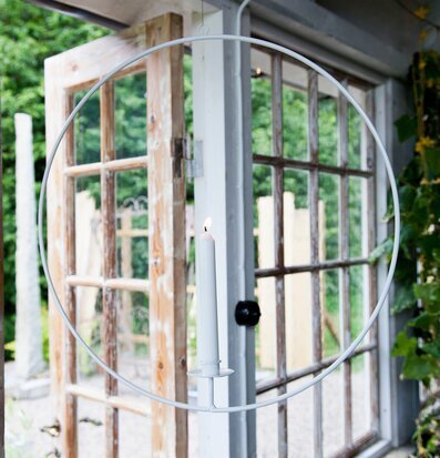 Bild av elegant ljusring i lantlig och harmonisk miljö