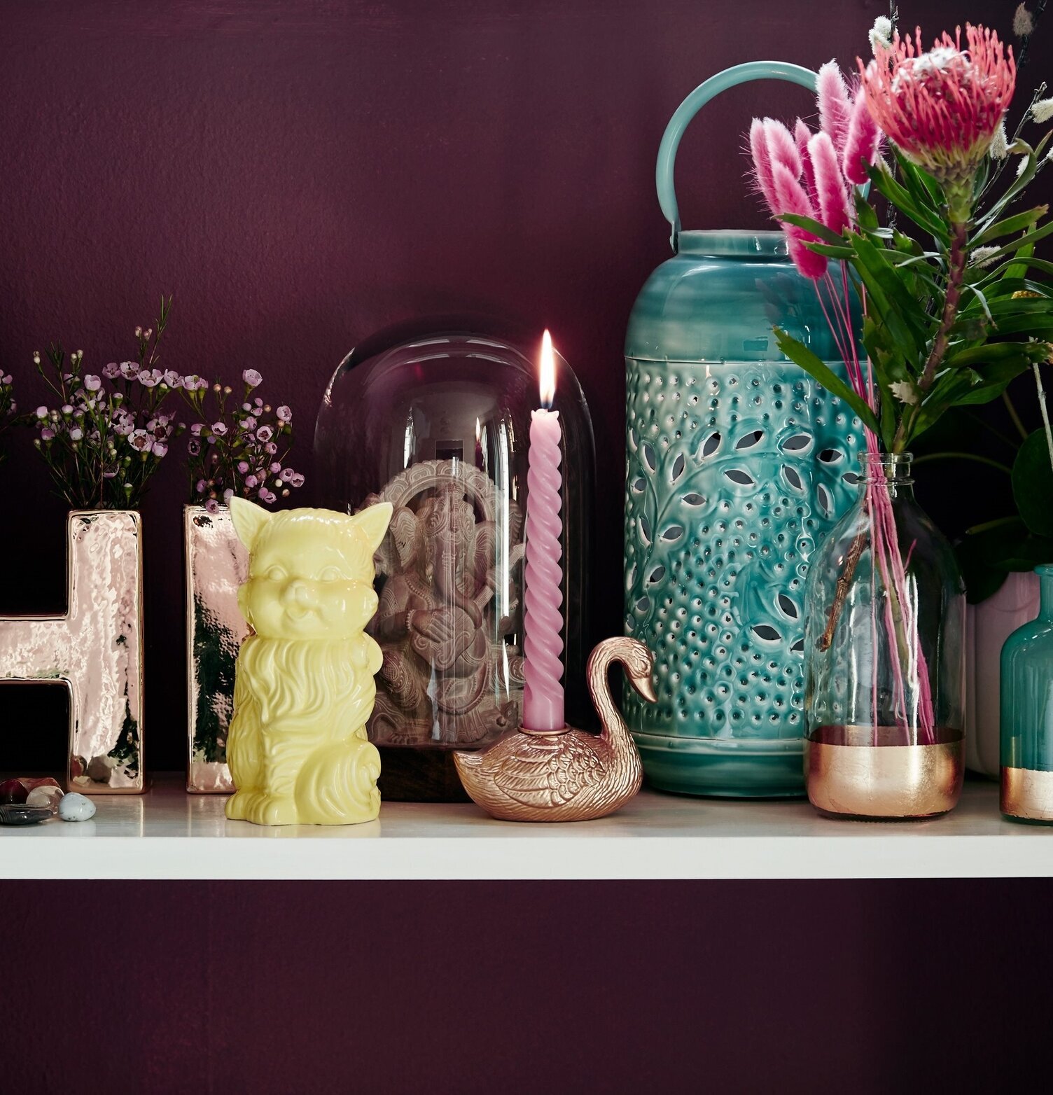 Tandborsthållare Katt Gul från Rice på en dekorerad hylla