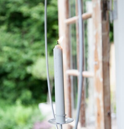 Bild av stilren vit ljusring i harmonisk atmosfär