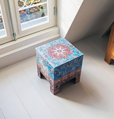 Bild av hemtrevligt rum med vintage pall och säng