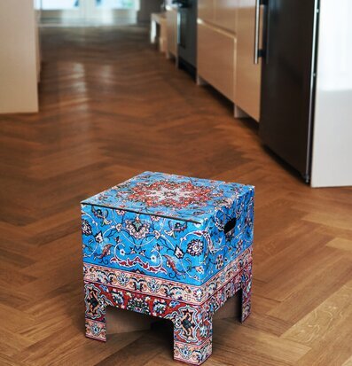 Bild av färgstark pall i modernt kök med ekparkett