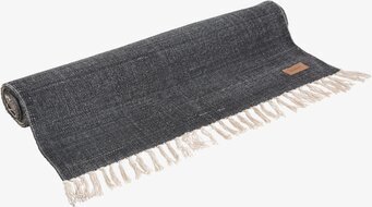 Foto av grå rektangulär matta med fransar och mönster