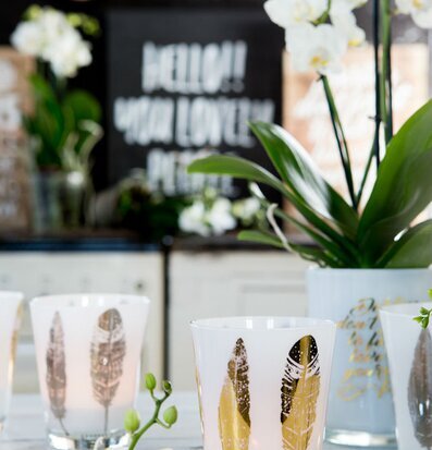 Bild av eleganta ljuslyktor med gyllene fjädermotiv