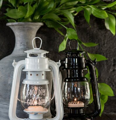 Bild av vita och svarta lyktor på rustikt trägolv