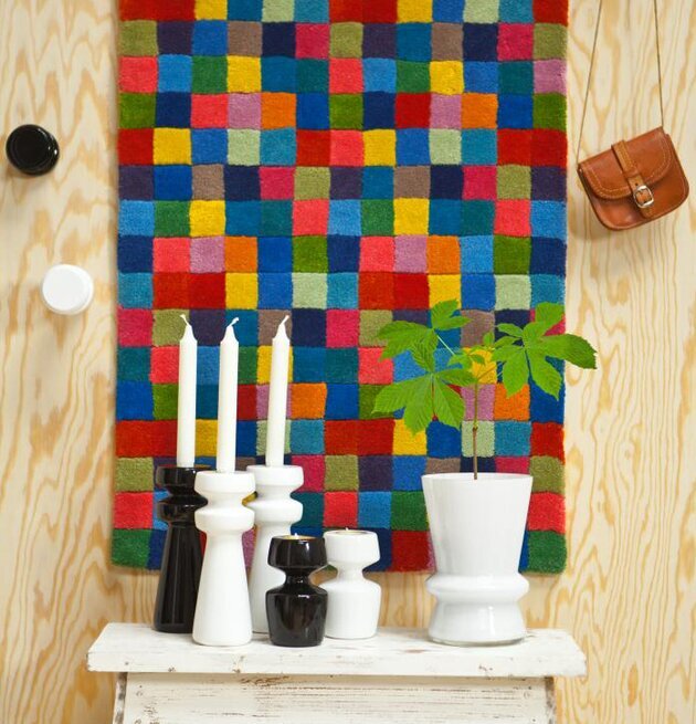 Väggknopp Schack från Dixie i svart och vitt på trävägg