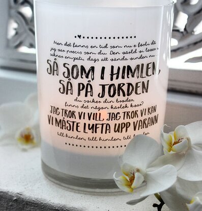Bild av ljus i frostat glas med orkidéer och text