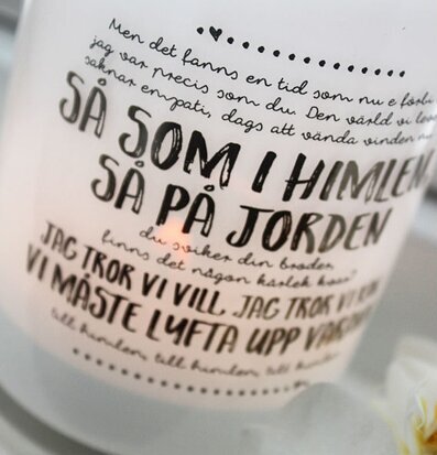 Bild av ljuslykta med frostat glas och inskription