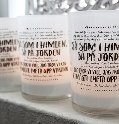 Bild av eleganta ljuslyktor med inspirerande texter