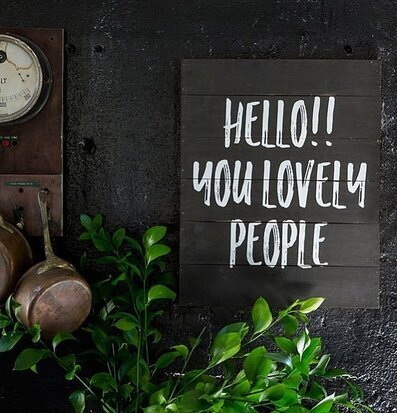 Bild av stilfull och rustik väggdekoration med text