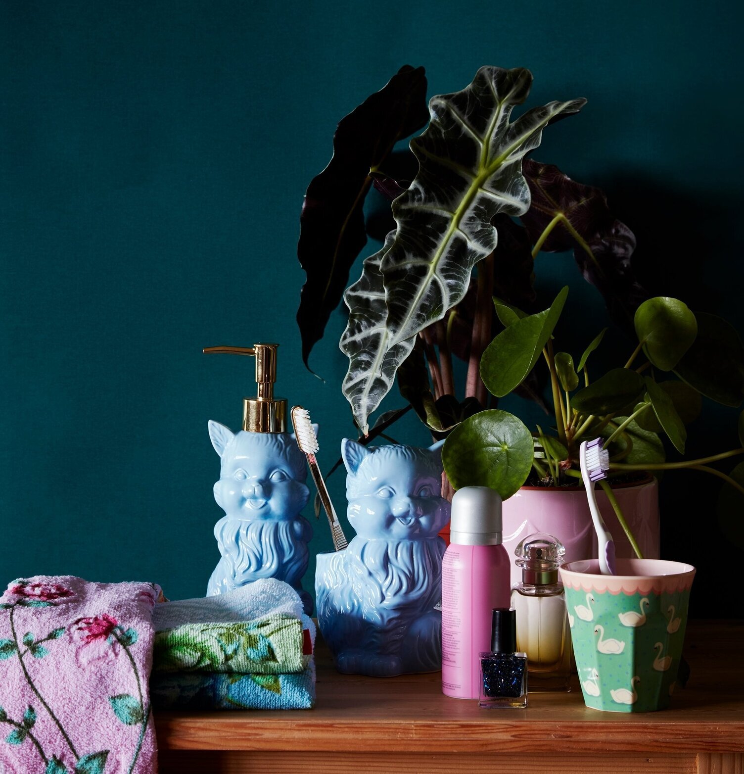 Tandborsthållare Katt Gul från Rice på en träyta med växter