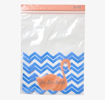 Bild av färgglad och praktisk återanvändbar plastpåse