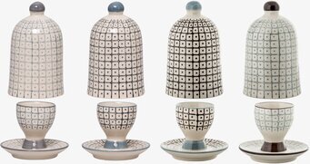 Bild av eleganta äggkoppar med kupor och rutmönster