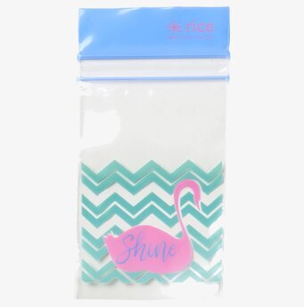 Bild av stilren plastpåse med flamingo och zickzack-mönster